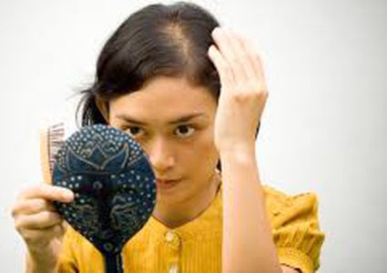 أسهل طريقة لتغطية جذور الشعر البيضاء