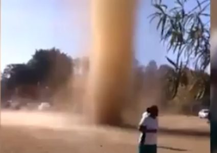 عاصفة رملية تقاطع مباراة لكرة القدم بغواتيمالا