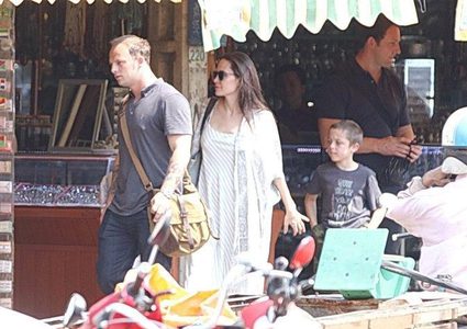 صور لأنجلينا مع رجل غريب