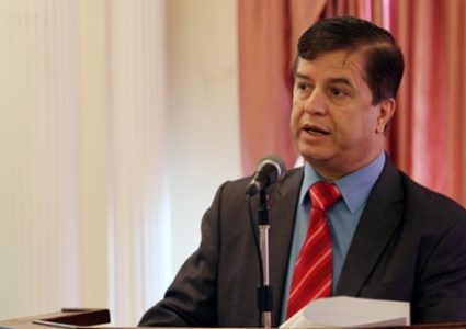 الوزير عواد في مستشفى طولكرم بصورة مفاجئة