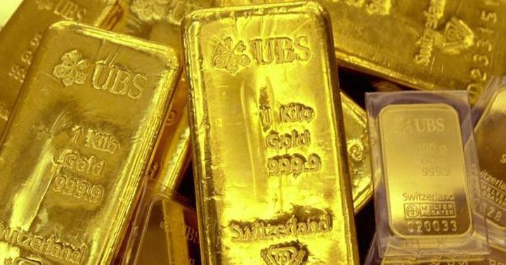 الدولار يهبط بالذهب لأدنى مستوى