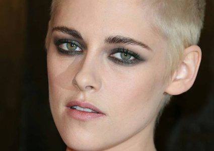 بطلة توايلايت في إطلالة بشعر قصير جداً