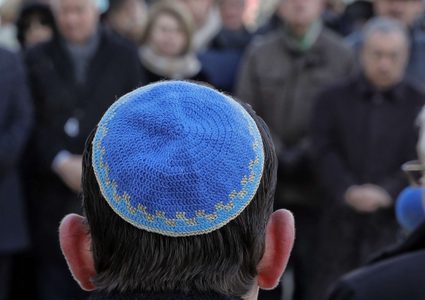 قلنسوات إسرائيلية تصنع بإيد فلسطينية