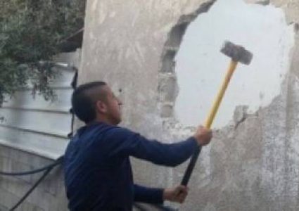 عائلة مقدسية تهدم منزلها بايديها