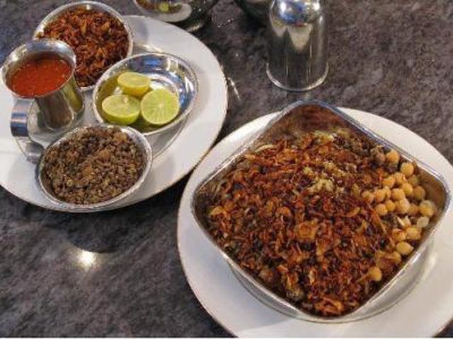 مصري يفتتح مطعم "كشري النيل" في غزة