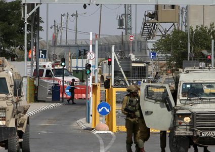 شاب يفقد بصره بسبب عرقلة الاحتلال له بالسفر ووالده يناشد الوزير الشيخ