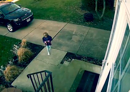 شاهد ماذا فعلت الرياح العاصفة في الطفلة