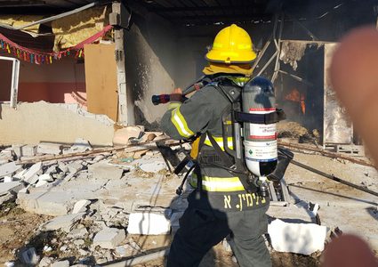 طواقم الاطفاء تنقذ بيوت بدو بالنقب من الحريق