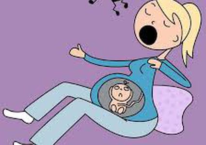 الغناء للجنين يقلل بكاءه بعد الولادة