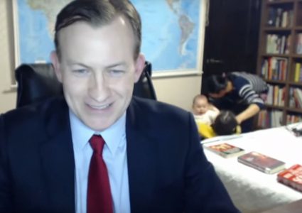 طفلان يقتحمان مداخلة أبيهما التلفزيونية