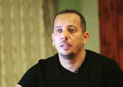 معلم ينتهج الوسيط الإلكتروني أسلوبًا تعليميًا