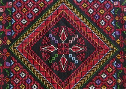 كفاح أبكتها حلب فنسجت لها خيوطا فلسطينية (صور)