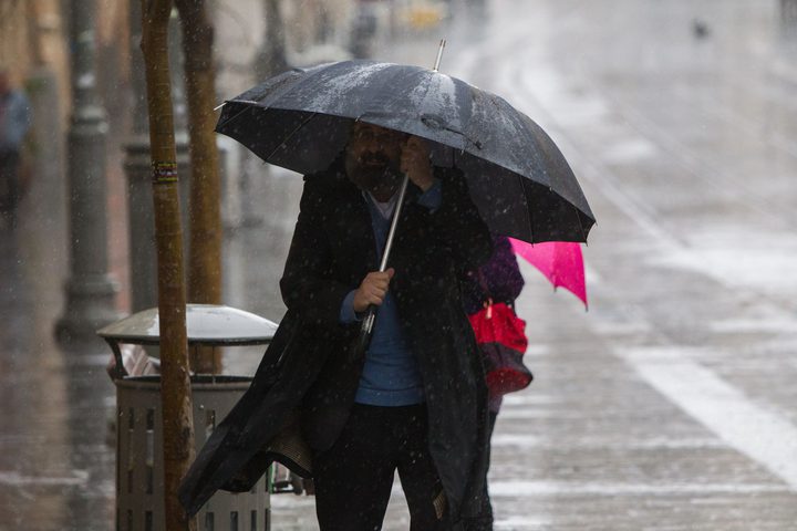 منخفض مصحوب بالأمطار والغبار