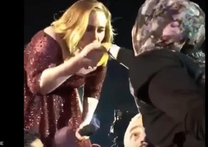 أديل تقبل يد فتاة محجبة وتثير مواقع التواصل