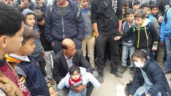 طوباس.. مواطن يغلق شارع بسبب وقف تأمينه الصحي