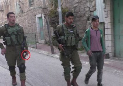 الإحتلال يعتقل طفلا في الخليل