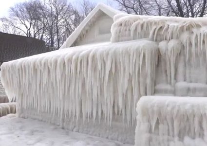 عاصفة ثلجية تجمد منزلا في نيويورك