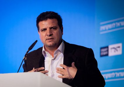 عودة يجدد رفض اقتراح ليبرمان في التبادل السكاني