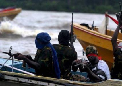 قراصنة صوماليون يخطفون سفينة تجارية