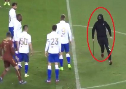 مشجع يقتحم الملعب ويطارد الحكم"فيديو"