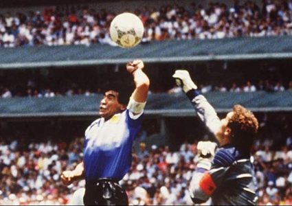 مارادونا يعيد هدفه التاريخي بعد 31 عاما