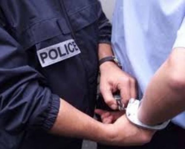 القبض على 3 متهمين بحيازة وتعاطي المخدرات