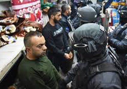 قوات الإحتلال تقتحم سجن نفحة وريمون