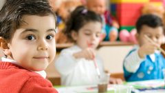 لا ترسلي أطفالك دون سن الثالثة إلى رياض الأطفال