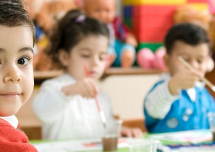 لا ترسلي أطفالك دون سن الثالثة إلى رياض الأطفال