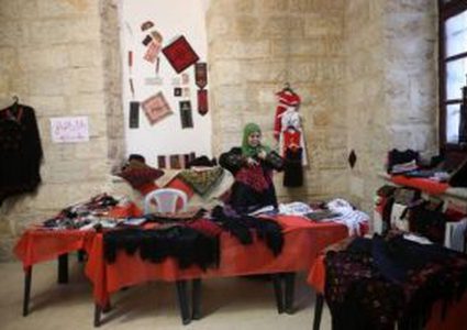 افتتاح البازار الخيري لمنتجات النساء