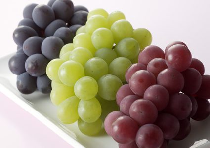 العنب يحتل المرتبة الثالثة لحالات اختناق الأطفال