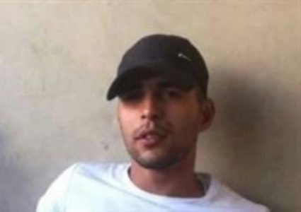 وصول جثمان الشهيد سعد قيسية الى المستشفى الاهلي