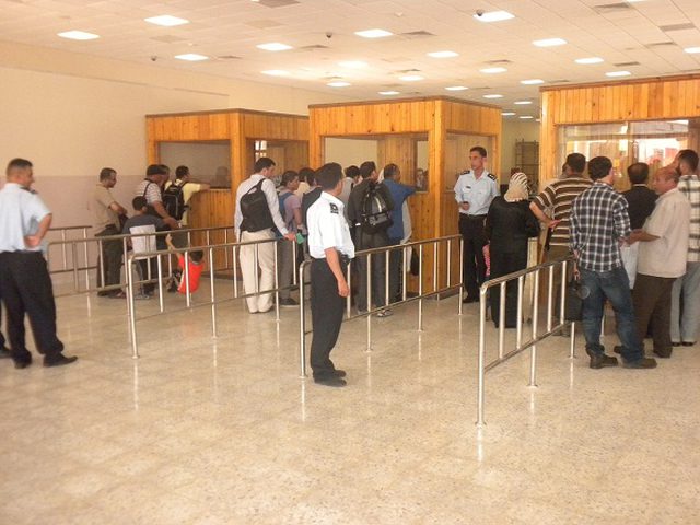 41 مواطنًا منعوا من السفر "معبر الكرامة"