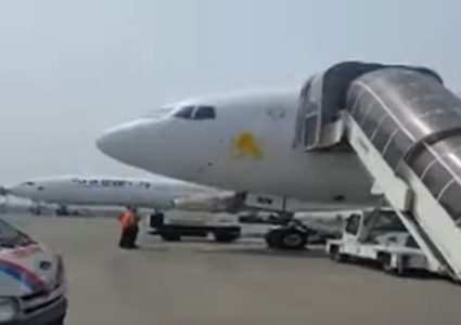 هبوط طائرة إثيوبية اضطراريا بسبب شجار "فيديو"