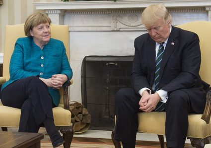 ترامب يرفض مصافحة ميركل (فيديو)