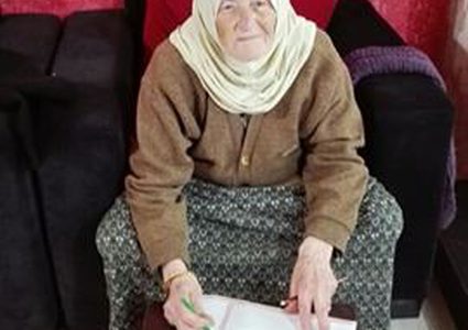 الحاجة أم سمير  .. الفن بعمر الثمانين (صور)