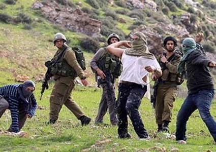 مستوطنون يهاجمون عائلة عوض ابو قطبية جنوب الخليل