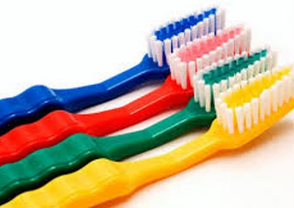 لماذا يجب تغيير فرشاة الأسنان باستمرار ؟