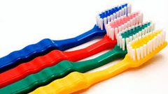 لماذا يجب تغيير فرشاة الأسنان باستمرار ؟