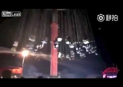 لحظة سقوط أرجوحة هوائية بركابها