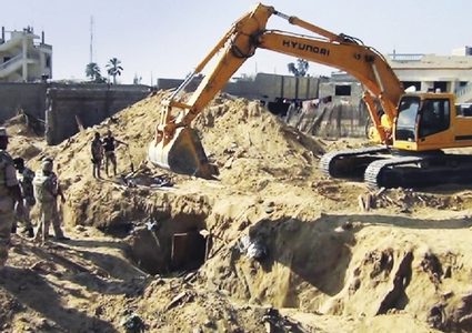 الاحتلال يخطر منزلا في الخليل