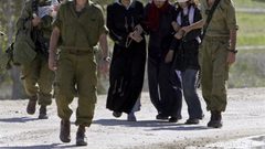 60 أسيرة في السجون بينهم 19 أم