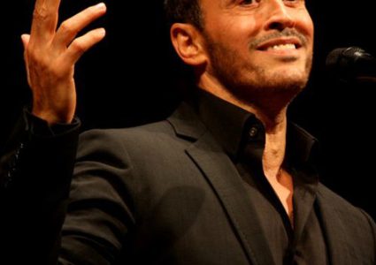 كاظم الساهر يمشي على يديه  "فيديو"