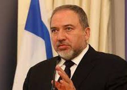 ليبرمان يهدد بتدمير الدفاعات السورية في حال استهدفت الطيران الاسرائيلي