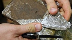 توقيف شخصين ورطا مواطنا بتهمة مخدرات