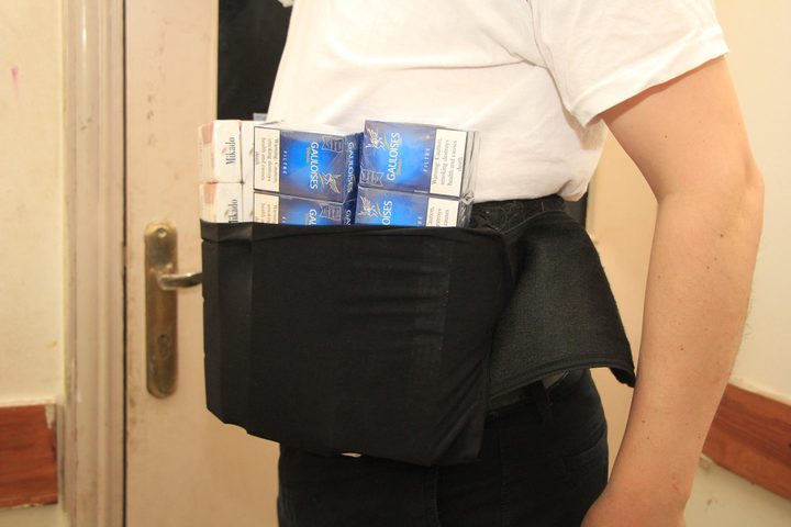 ضبط حزام سجائر على معبر الكرامة (صور)