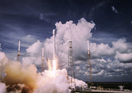 كبسولة سبيس اكس تعود إلى الأرض