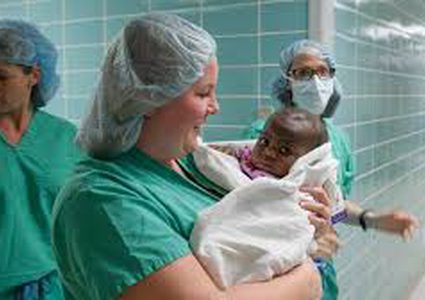 عملية دقيقة لأخراج بقايا طفل ميت من جسد شقيقته التوأم