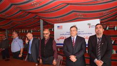 القنصل الامريكي  يفتتح بازار في العوجا