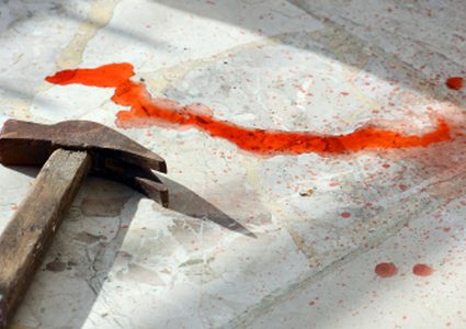 اعتقال رجلٍ ضرب توأمين بمطرقة